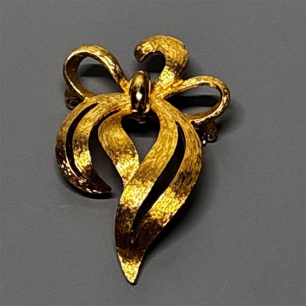 Monet Brooch Gold Tone Ribbon Bow Textured‎ Signed Vintage Elegant Costume